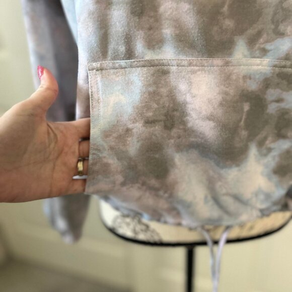 Women's Lightweight Cropped Pullover Scoop Neck Hoodie with Front Mock Pouch - Picture 4 of 10